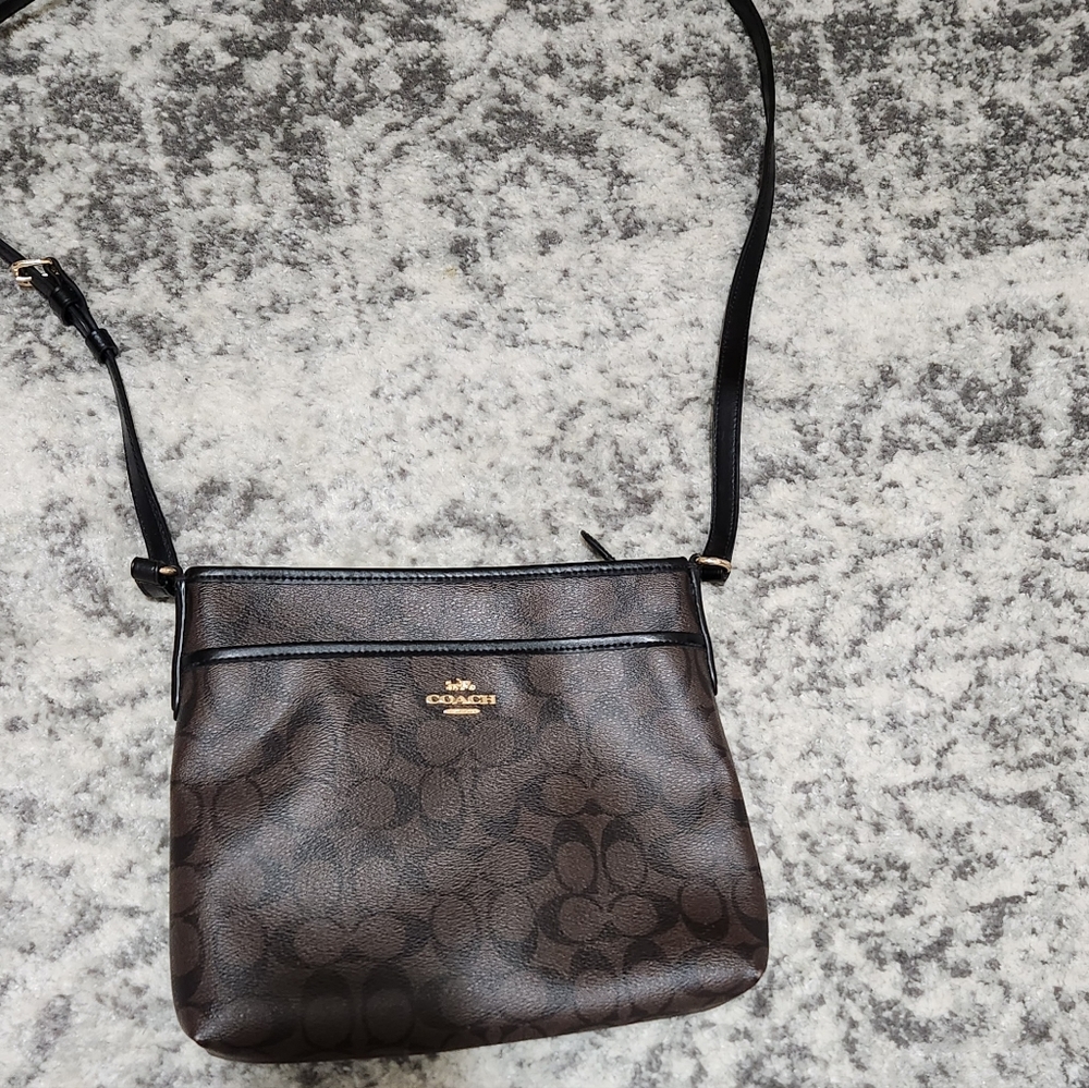 COACH SIGNATURE FILE CROSSBODY BAG. MAKE OFFER😊